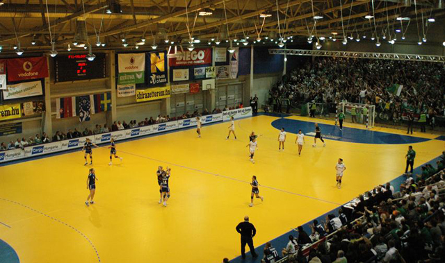 A Ferencváros női kézilabdacsapata küzd a Volgográd együttesével Dabason a KEK elődöntőjében.