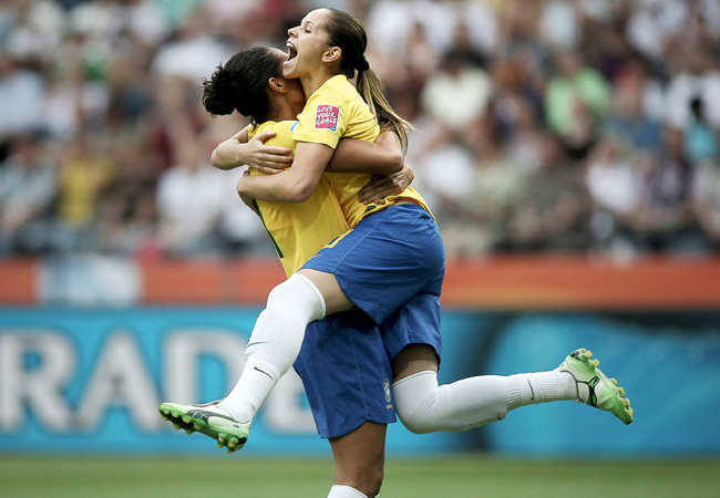 A brazil női labdarúgó-válogatott játékosainka gólöröme az Egyenlítői-Guinea elleni mérkőzésen a női világbajnokságon 2011 júliusában