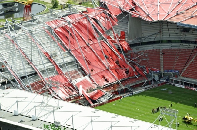 A Twente stadionjának látképe, amelynek lelátója beomlott, két ember halálát és több sérülését okozva 2011 júliusában
