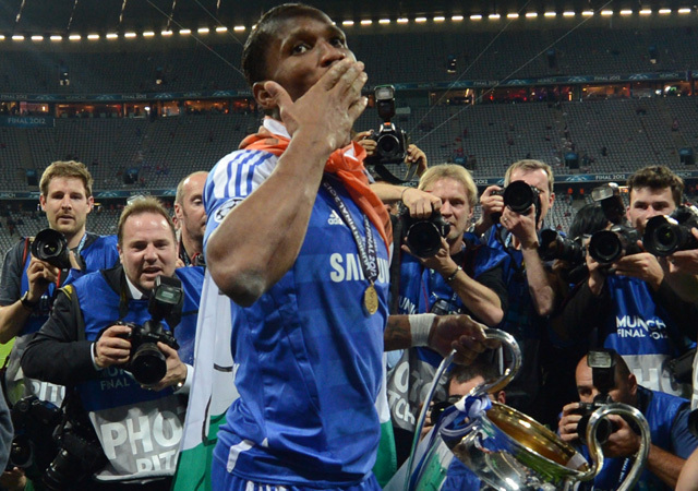 Didier Drogba köszönti a szurkolókat a Bayern München-Chelsea Bajnokok Ligája-döntő után 2012-ben.