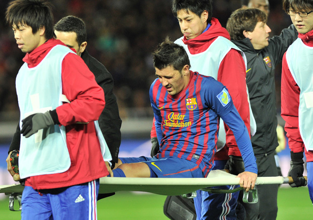 David Villát viszik le hordágyon a pályáról, miután megsérült a Barcelona mérkőzésén a klubvilágbajnokságon 2011-ben.
