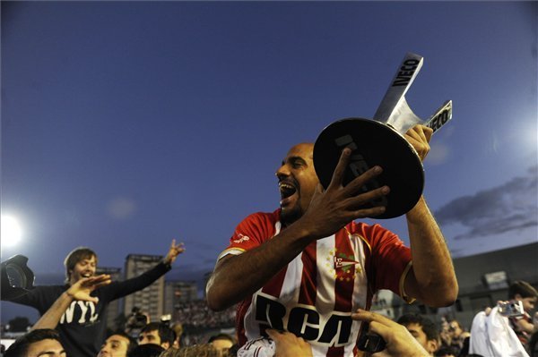 Az Estudiantes játékosa, Juan Sebastian Veron ünnepli az argentin bajnoki címet.