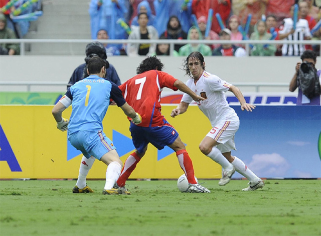 Iker Casillas, a Real Madrid kapusa a Costa Rica elleni barátságos mérkőzésen az első gól előtt elveszti a labdát.