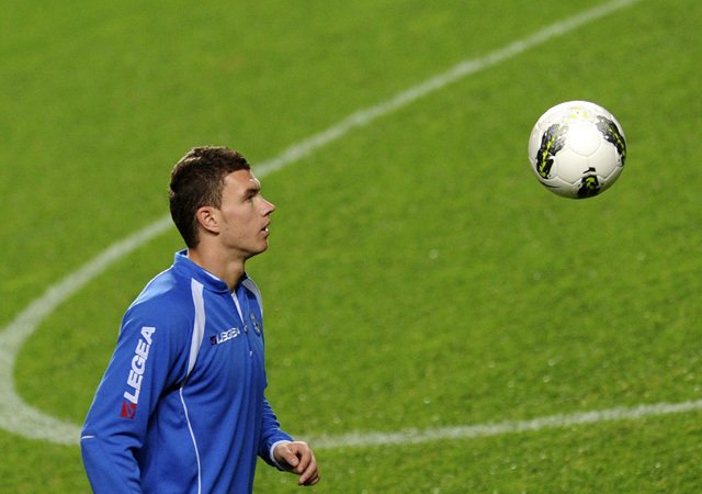 Edin Dzeko vesz részt Bosznia és Hercegovina labdarúgó-válogatottjának edzésén a Portugália elleni Eb-pótselejtező előtt 2011 novemberében