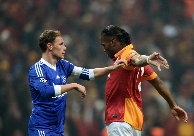 Benedikt Höwedes és Didier Drogba a Galatasaray-Schalke Bajnokok Ligája mérkőzésen 2013-ban.