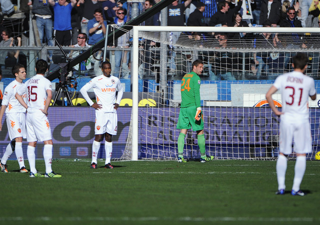 A Roma védői reagálnak Denis góljára az Atalanta elleni mérkőzésen a Serie A-ban 2012-ben.