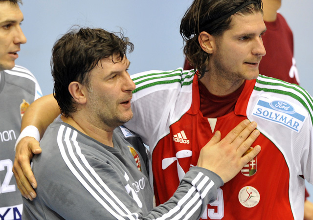 Puljezevics Nenad és Nagy Látszló ölelkeznek a magyar kézilabda-válogatott mérkőzésén a 2009-es férfi kézilabda-világbajnokságon