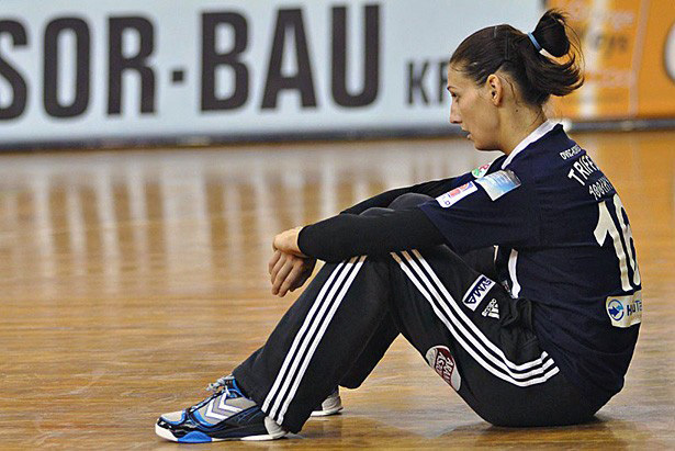 Triffa Ágnes ül a földön a DVSC Fórum egyik női kézilabda-mérkőzésén