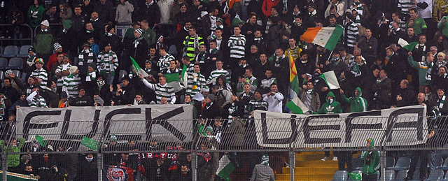 A Celtic szurkolók Fuck UEFA feliratú transzparens feszítenek ki az Udinese-Celtic (1-1) Európa Liga-mérkőzésen