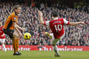 Robin van Persie, az Arsenal holland játékosa lő kapura a Wolverhampton Wanderers ellen