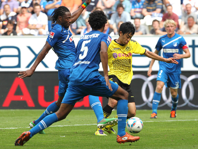 Kagawa nem tudott villogni a védők szorításában - Fotó: AFP