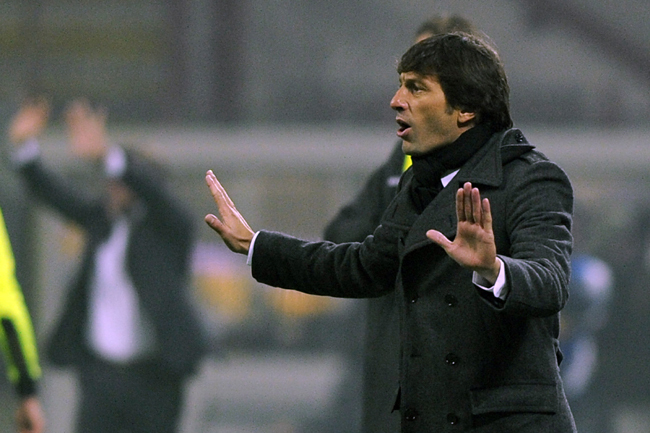Leonardo irányítja játékosait az Internazionale egyik Serie A-mérkőzésén 2011-ben