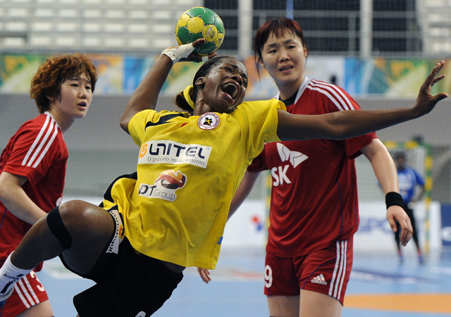 Angola és Dél-Korea mérkőzésén küzdenek egymással a játékosok a női kézilabda-világbajnokságon Brazíliában 2011 decemberében