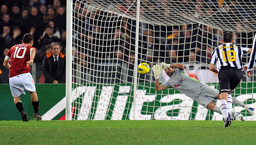 Francesco Totti, a Roma csatárának tizenegyesét védi Gianluigi Buffon, a Juventus kapusa