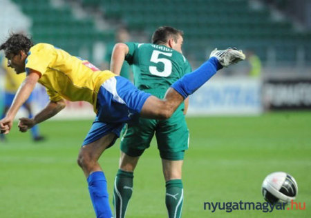 A Siófok és a Győr játékosa küzd a két csapat őszi bajnokiján 2010-ben