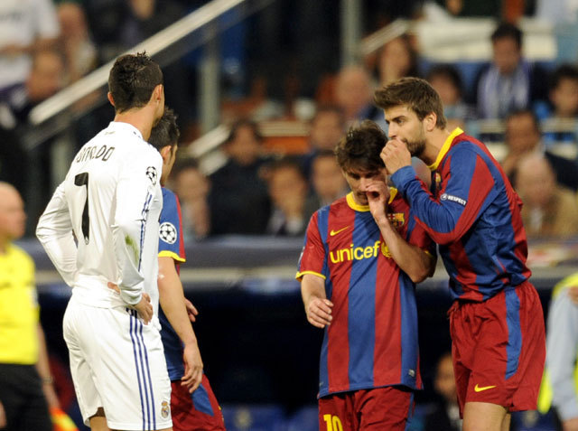 Cristiano Ronaldo (balra) és a Barcelona játékosai a Real Madrid és a Barcelona BL-összecsapásán