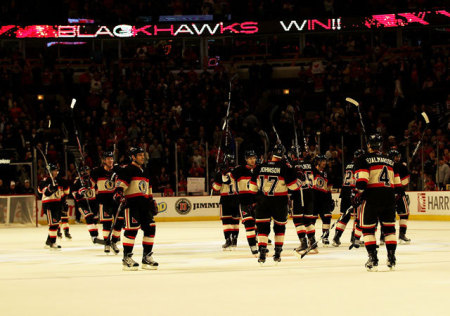 A Chicago Blackhawks játékosai ünneplik a győzelmüket az NHL-ben