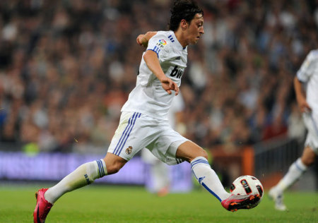 Özil cselez a Real Madrid-Racing Santander bajnokin 2010 októberében