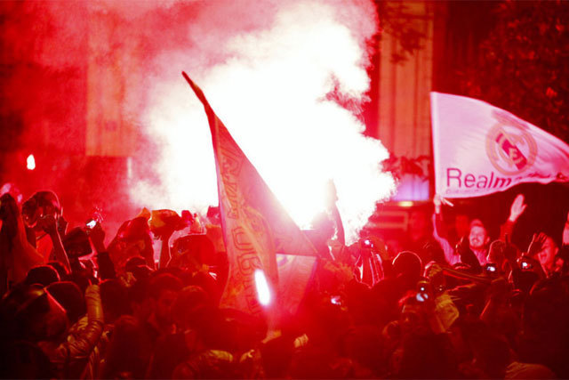 Háromezer szurkoló már a bilbaói diadal után összegyűlt a Cibeles-téren, a rendbontásban tizenhárman megsérültek. 