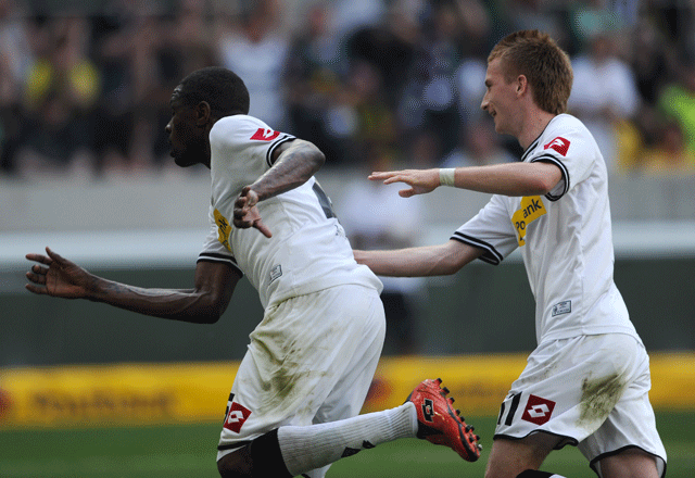 Mohamadou Idrissou (balra) Marco Reussal ünnepli a Dortmundnak lőtt gólját 