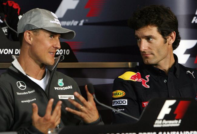 Michael Schumacher és Mark Webber beszélget a Német Nagydíjat megelőző sajtótájékoztatón.