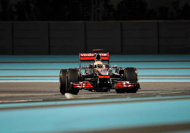 Lewis Hamilton vezeti Mclaren Mercedesét a Forma-1-es Abu Dzabi Nagydíj szabadedzésén 2011 novemberében