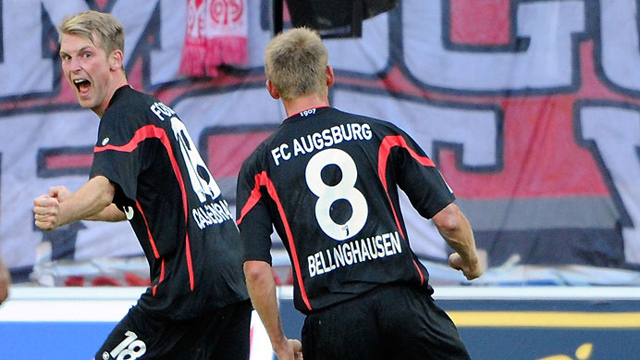 Az Augsburg játékosai ünneplik a Mainz elleni Bundesliga-meccsen szerzett góljukat