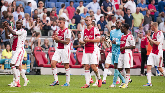 Az Ajax játékosai köszöntik a közönséget az AZ Alkmaar elleni Eredivisie-mérkőzés után 2012-ben.