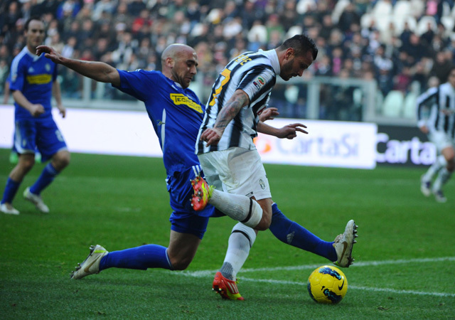 A Juventus és a Cesena játékosai küzdenek a két csapat mérkőzésén a Serie A-ban 2012-ben.