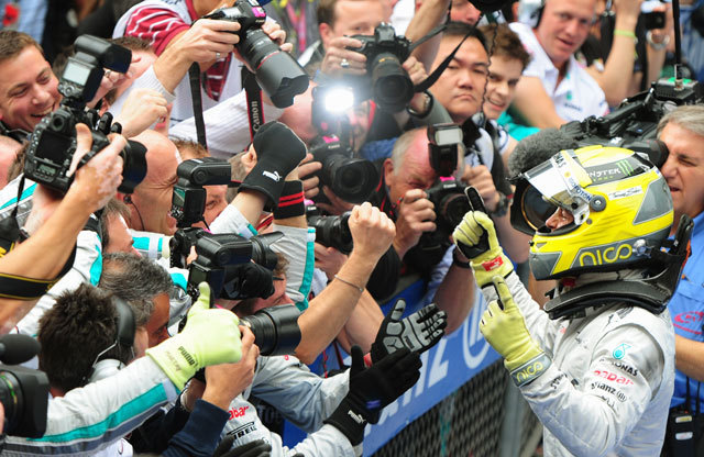 A nemzetközi sajtó elsősorban Nico Rosberg, a Mercedes német pilótájának győzelmét, illetve a világbajnoki címvédő Sebastian Vettel gyengébb teljesítményét taglalta a vasárnapi Forma-1-es Kínai Nagydíj másnapján.