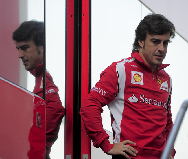 Alonso a csapatbusza mellett - Fotó: AFP