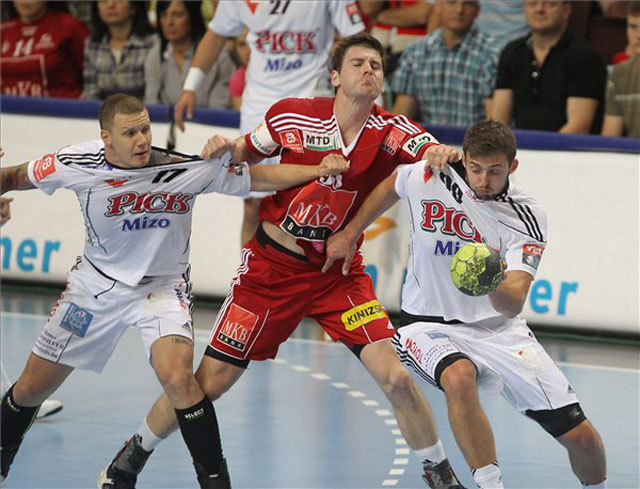 Mirsad Terzic (piros, Veszprém) harcol a labdáért Zubai Szabolcs (b) és Ancsin Gábor között
