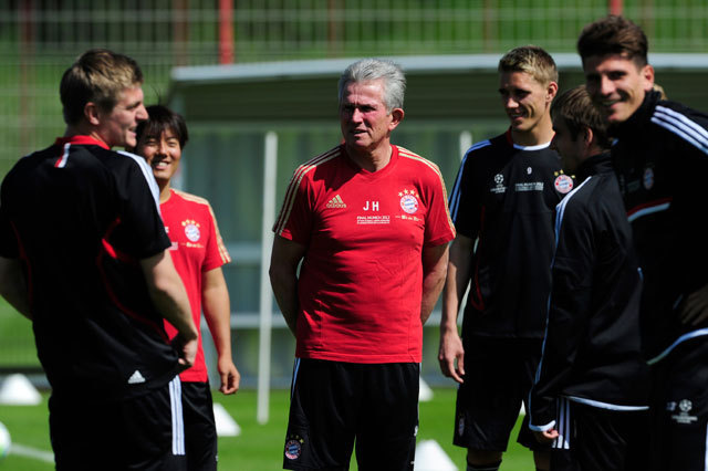 A Bayern München játékosai Jupp Heynckes vezetőedzővel készülnek a Bajnokok Ligája-döntőre