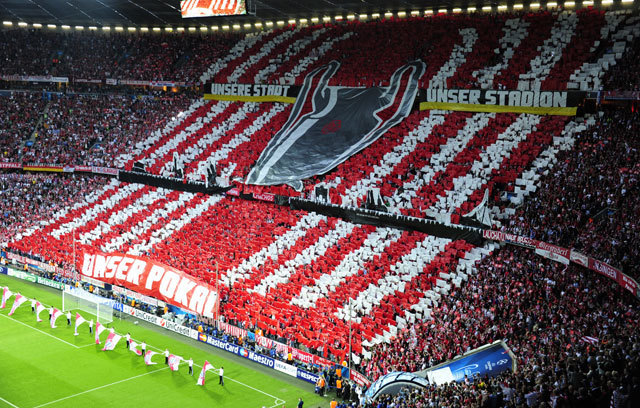 A Bayern München szurkolóinak élőképe a Chelsea elleni Bajnokok Ligája-döntő előtt 2012-ben.