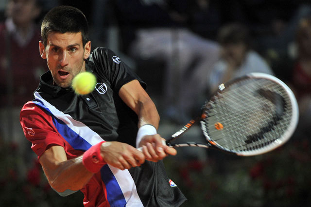 A szerb Novak Djokovics játszik Roger Federer ellen a római tenisztornán 