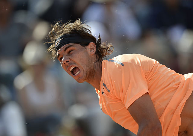 A spanyol Rafael Nadal, a római tenisztorna elődöntőjében David Ferrer ellen szervál 