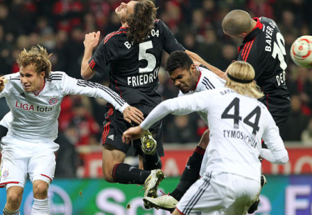 A Bayer Leverkusen és a Bayern München játékosai küzdenek a két csapat Bundesliga-mérkőzésén 2010 őszén