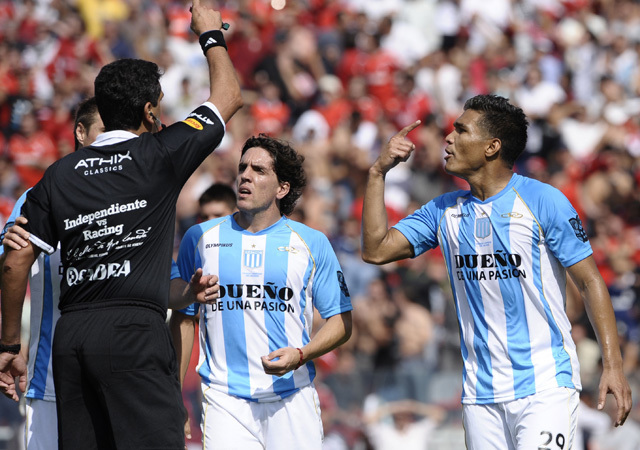 A Racing Club játékosát, Teofilo Gutiérrezt állítja ki a játékvezető az Independiente elleni argentin bajnoki mérkőzésen 2012-ben.