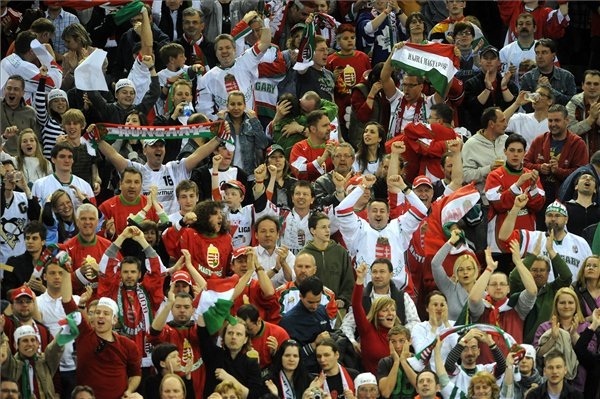 Magyar szurkolók a 2011-es divízió 1-es jégkorong-világbajnokságon a Papp László Budapest Sportarénában