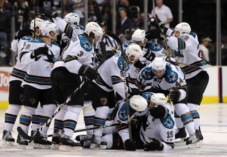 A San Jose Sharks játékosai örülnek a továbbjutásnak a Los Angeles Kings ellen az NHL rájátszásában 2011 áprilisában