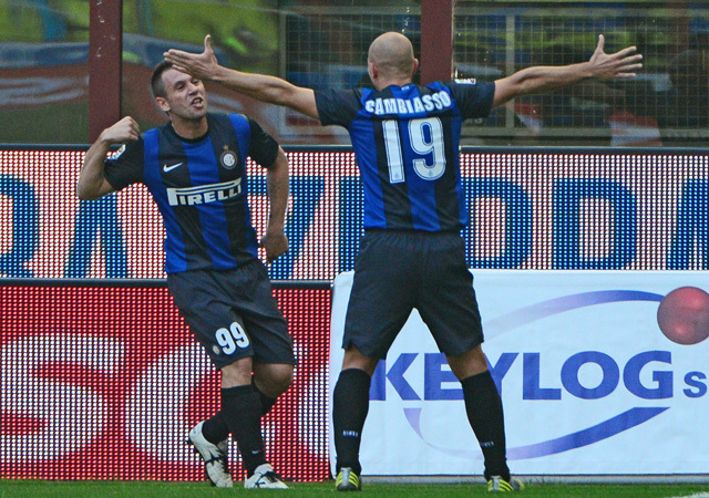 Antonio Cassano és Esteban Cambiasso ünnepelnek egy gólt az Inter-Catania mérkőzésen a Serie A-ban 2012-ben.