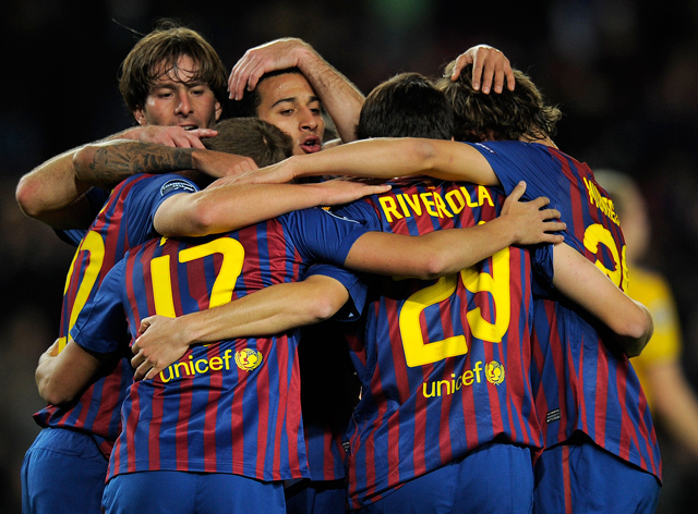 A Barcelona játékosai örülnek a BATE Boriszov elleni góljuknak a Bajnokok Ligája H csoportjában 2011 decemberében