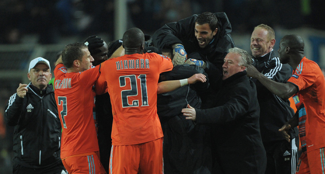 A Marseille játékosai örülnek a Dortmund elleni győztes góljuknak a Bajnokok Ligájában 2011 decemberében
