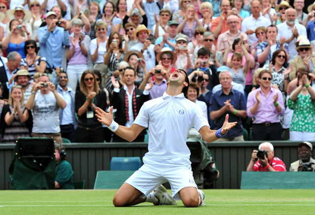 Noval Djokovics ünnepli Jo-Wilfred Tsonga elleni győzelemét a Wimbledoni tenisztorna elődöntőjében