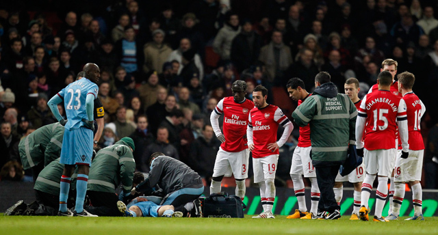 A West Ham United labdarúgója, Daniel Potts az Arsenal elleni Premier league-mérkőzésen eszméletét vesztette egy ütközés után