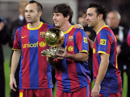 Iniesta, Messi és Xavi a Betis elleni kupameccs előtt az argentin második Aranylabdájával
