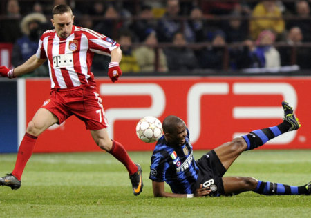 Ribéry viszi el Eto'o mellett a labdát az Inter-Bayern BL-nyolcaddöntőn 2011-ben