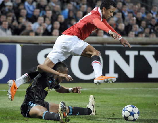Nani küzd az egyik francia védővel a Marseille-Manchester BL-nyolcaddöntő mérkőzésen 2011-ben