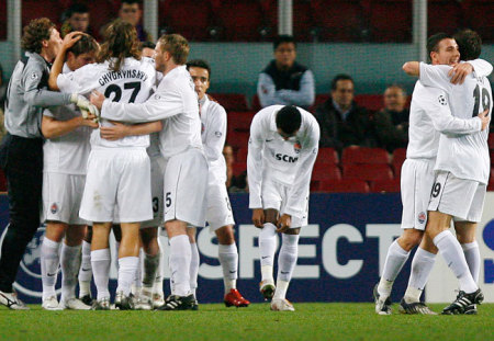 A Sahtar Donyeck játékosainak gólöröme a Barcelona ellen a Nou Campban 3-2-re megnyert Bajnokok Ligája-mérkőzésen 2008 decemberében