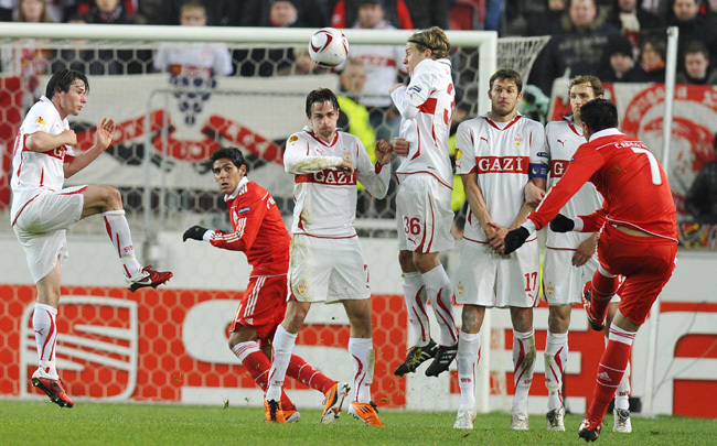 Cardozo szabadrúgása a Stuttgart-Benfica meccsen az Európa Ligában .